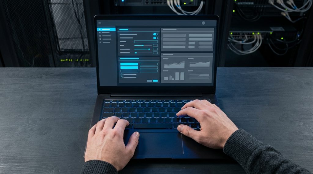 ノートPC画面に、変更可能な設定と固定された設定が分かれて表示されている様子